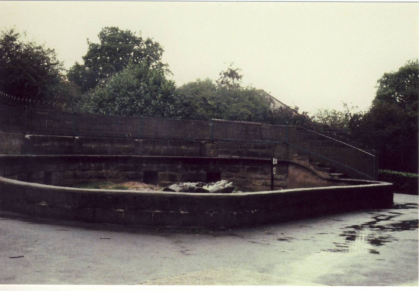 porcupine enclosure Chester Zoo 15 October 1983