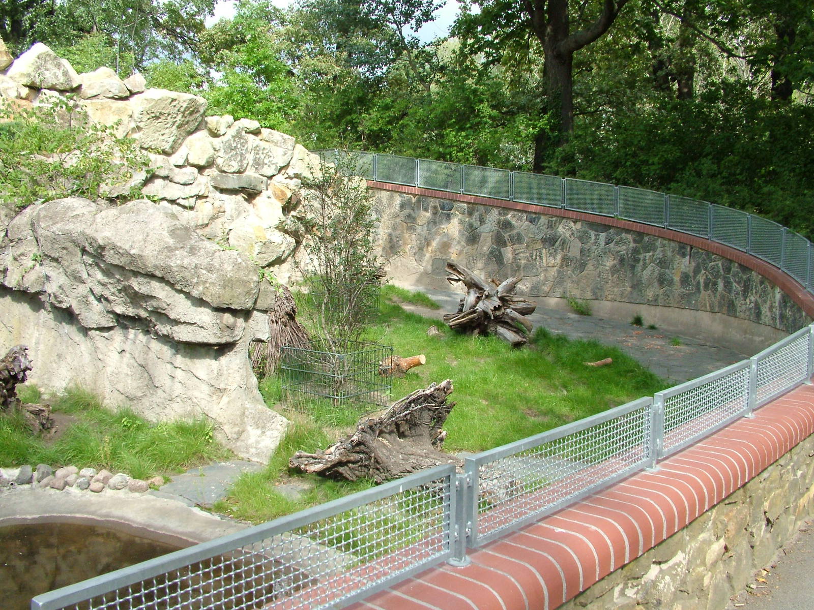 Porcupine Exhibit at Berlin Zoo, 31/08/11