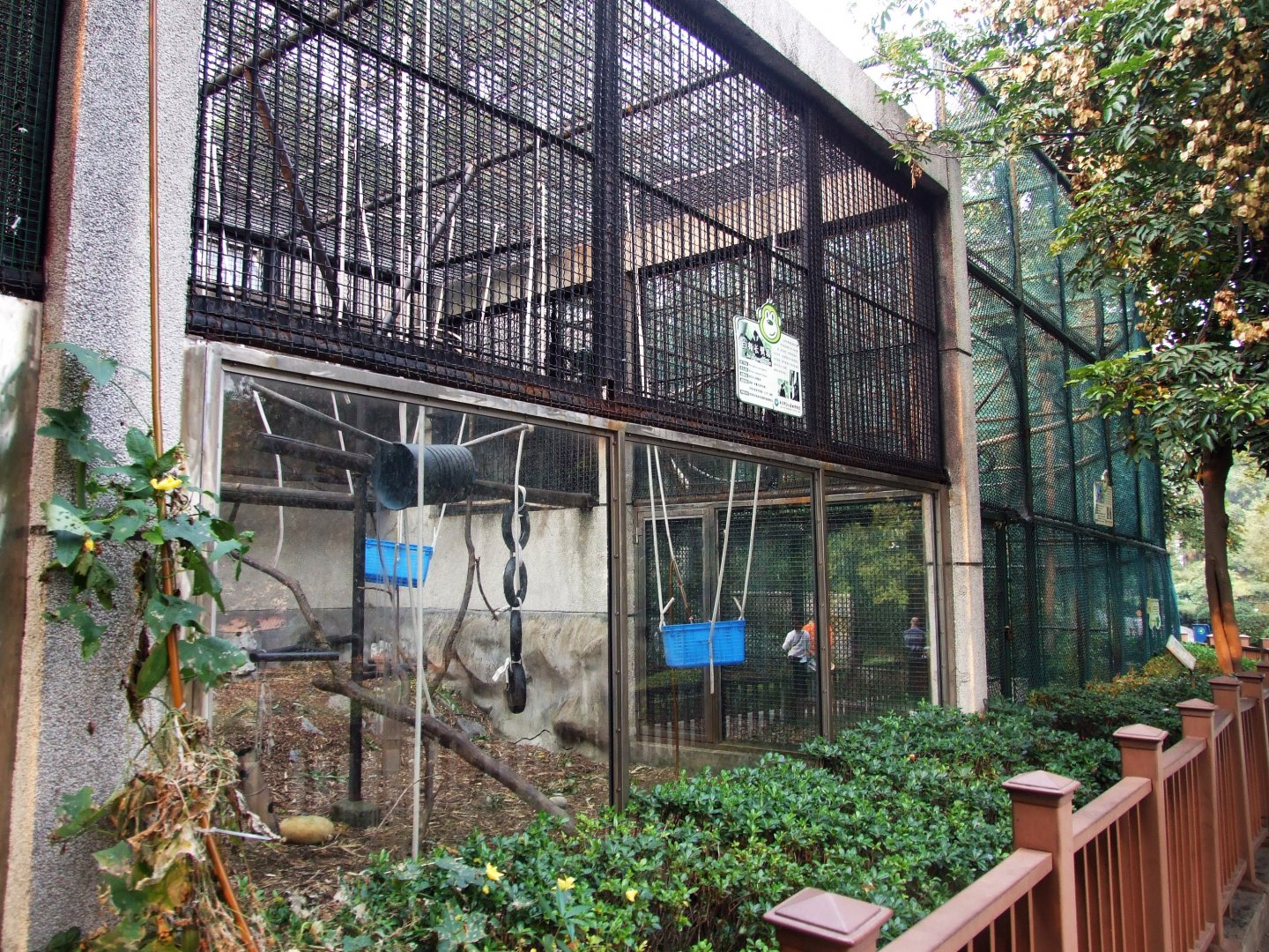 Primate enclosure