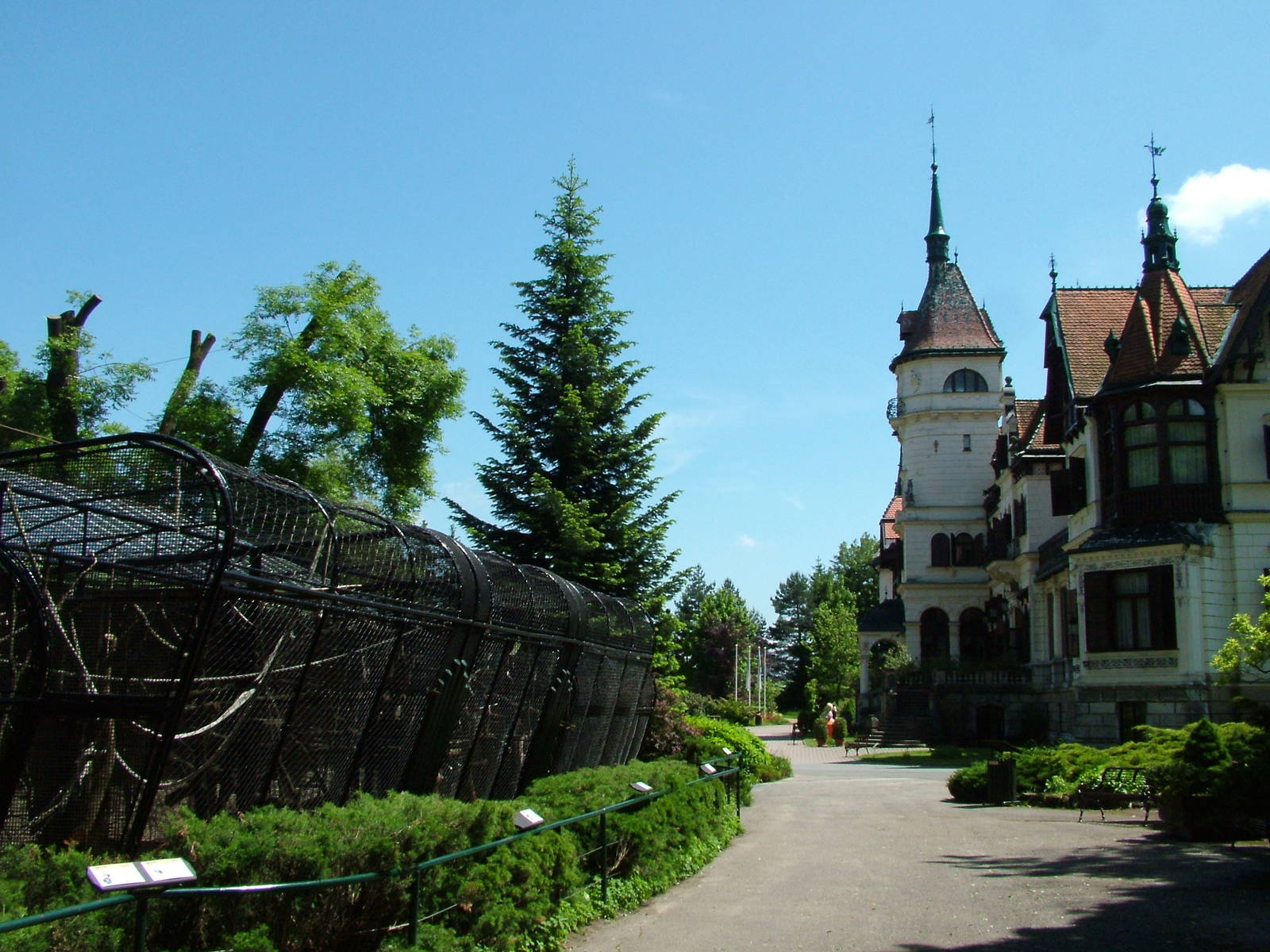 Primate House and Zamek Lesna at Zlin, 28/05/10