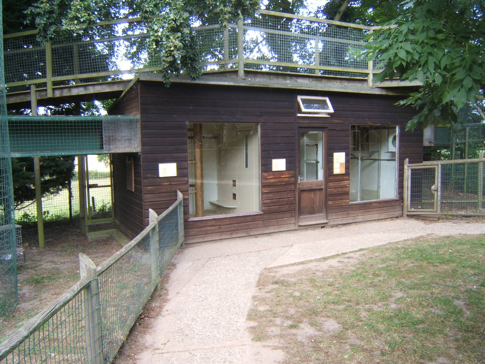 Primate indoor housing