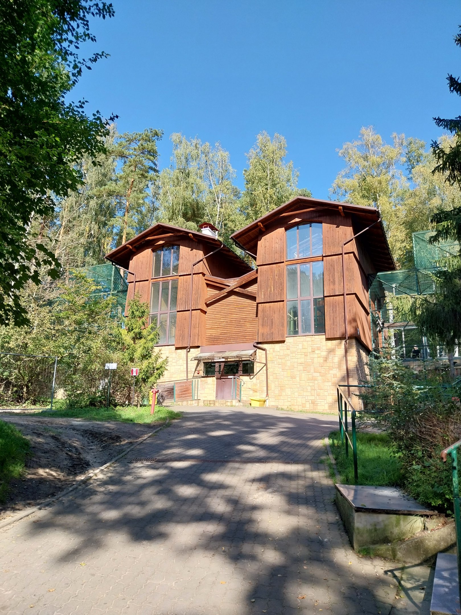 Primates - Twin building (Kikuyu Guereza and Patas Monkey)