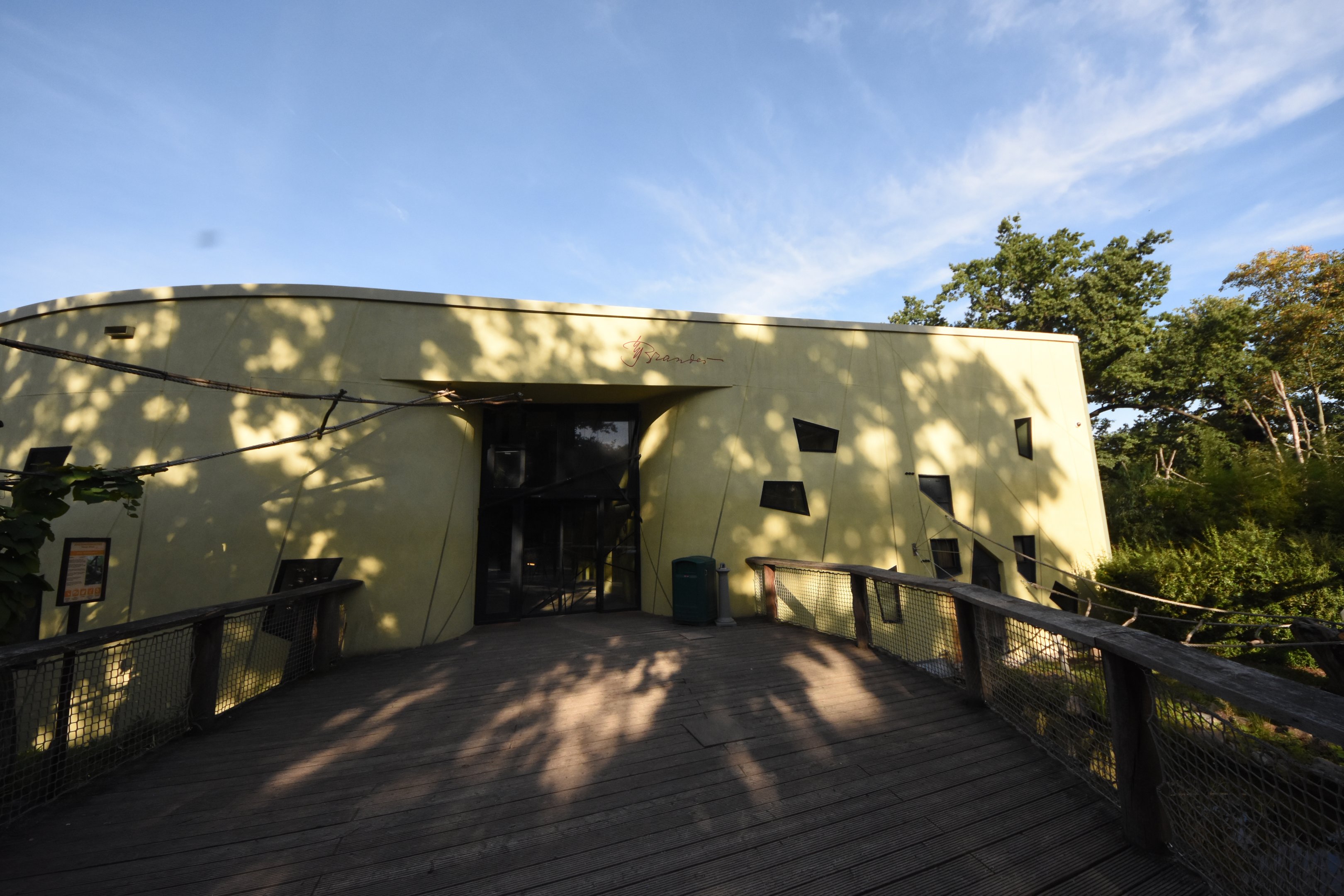 Prof. Brandeshaus - Entrance with Sloth outdoor ropes