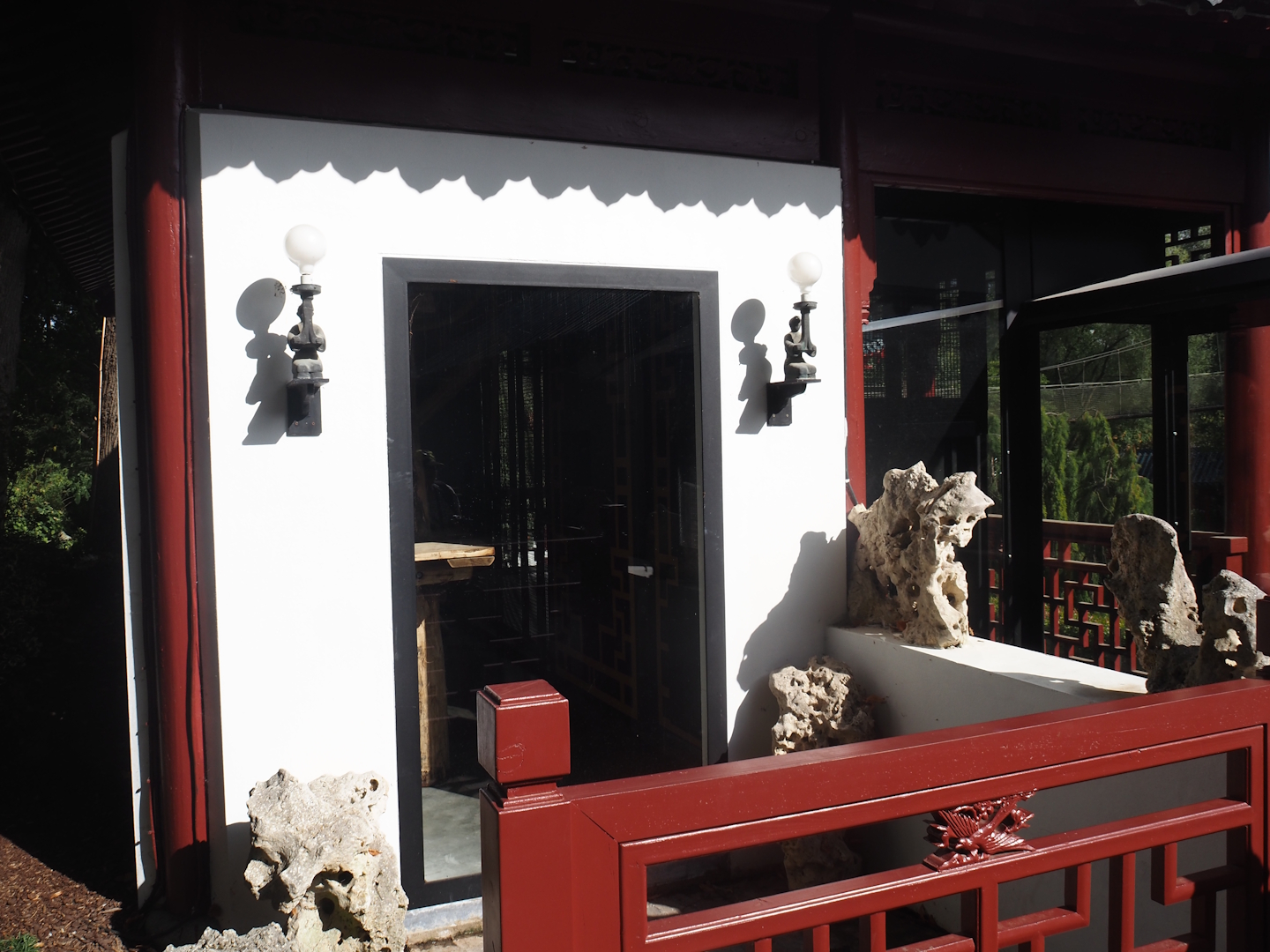 Qinling golden snub-nosed monkey indoor housing, 2025-09-01