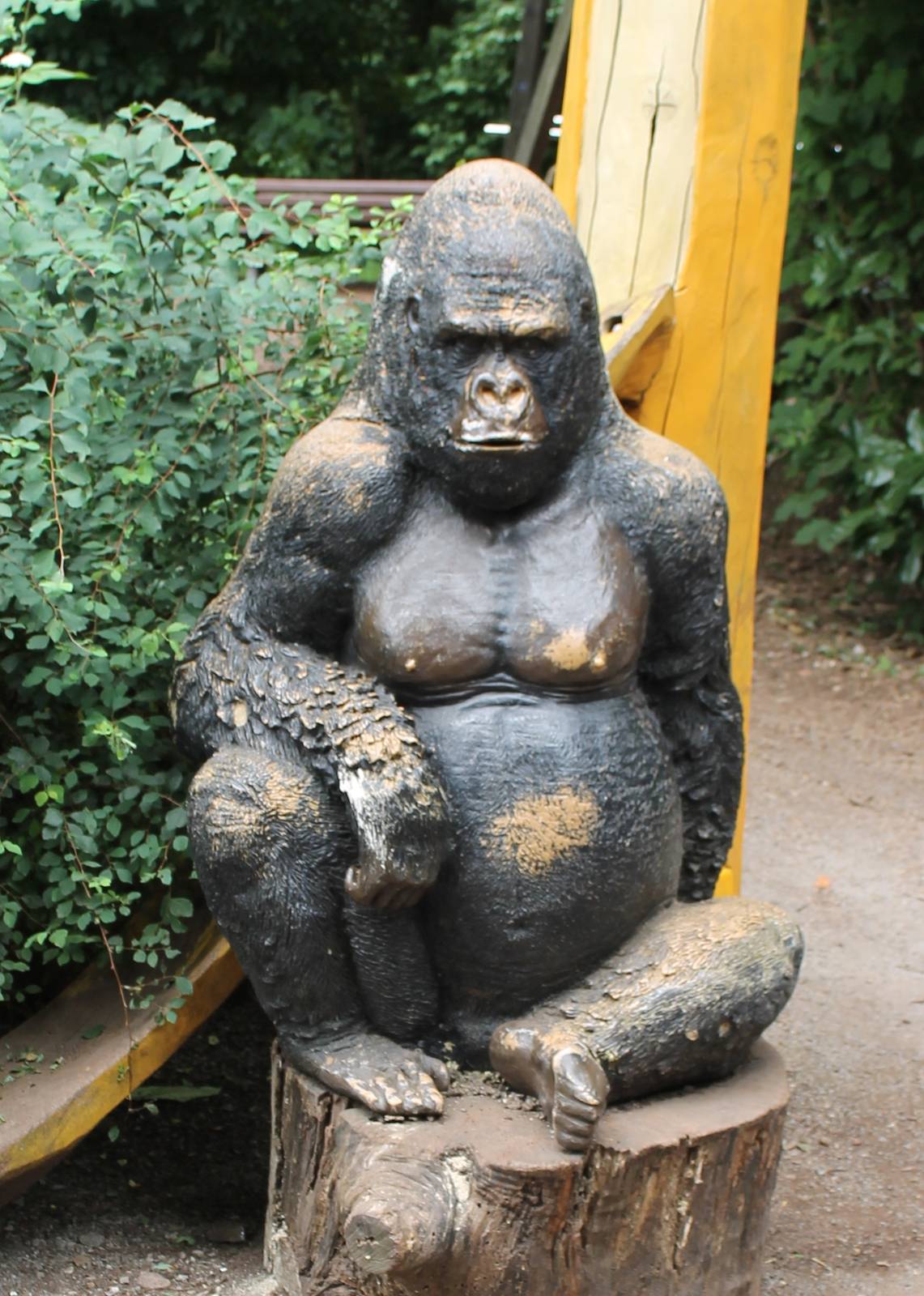 ?quatorium : Gorilla statue