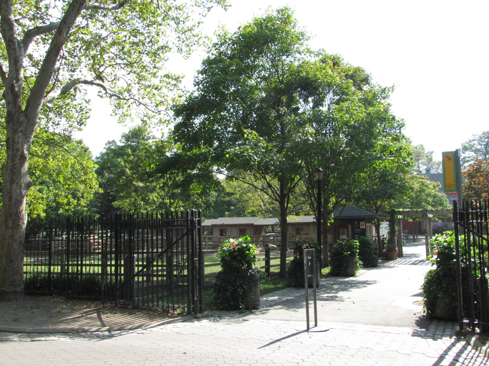 Queens Zoo 2010 - Childrens Zoo entrance across the street