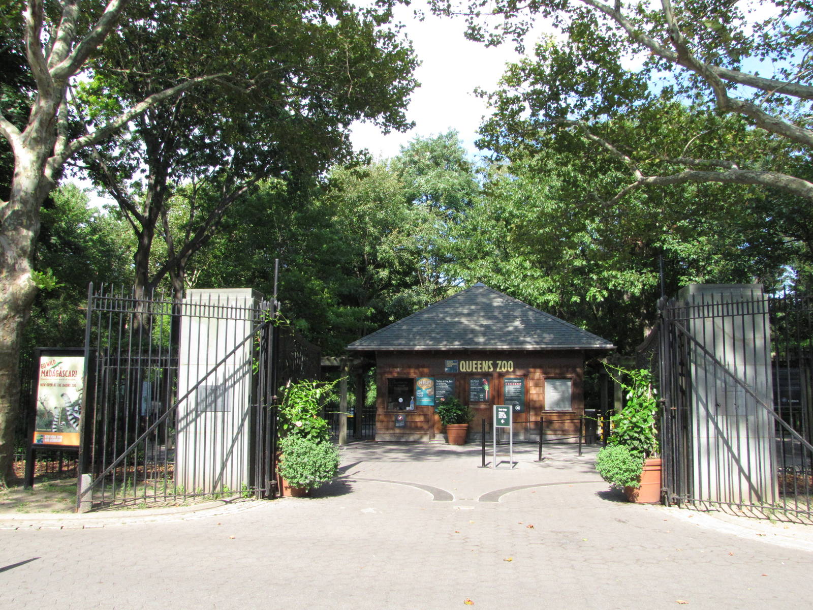 Queens Zoo 2010 - Main entrance