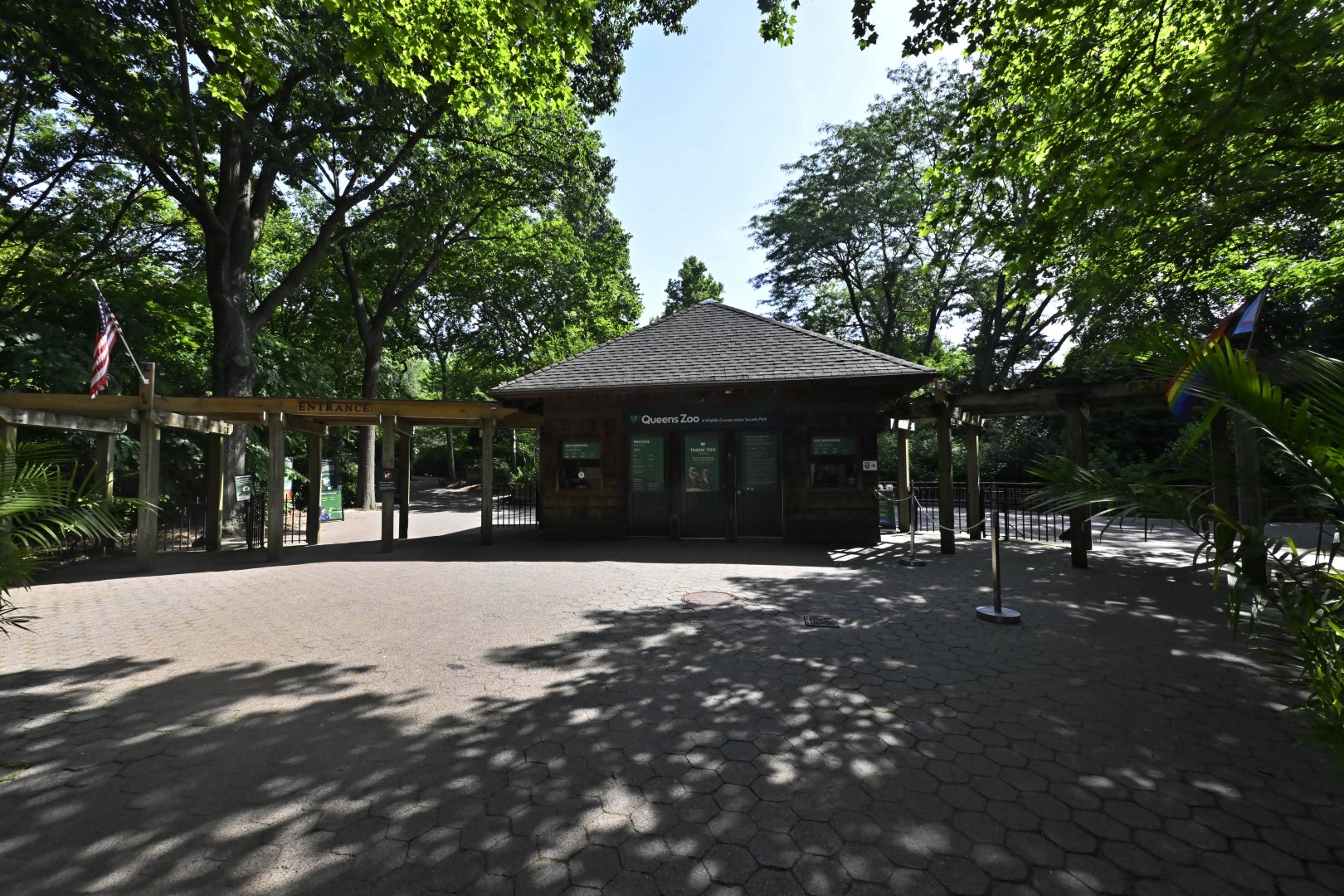 Queens Zoo - Entrance