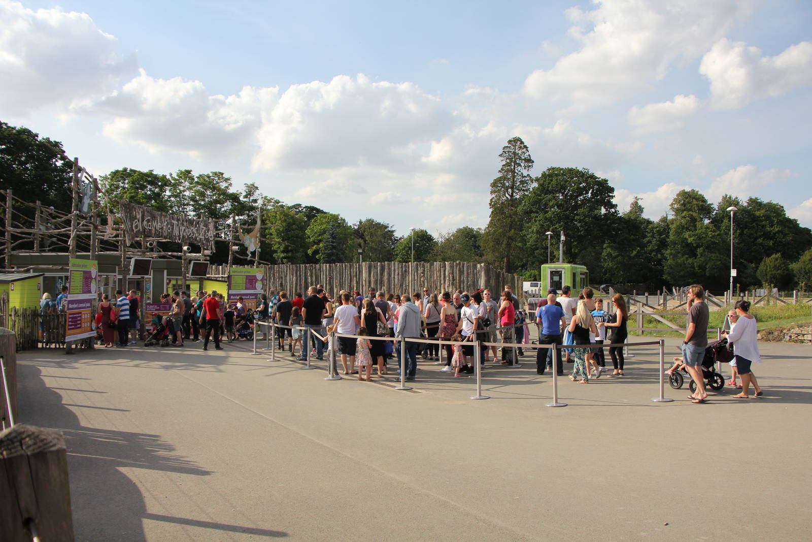Queue for Safari night at 5-30pm 8-8-15