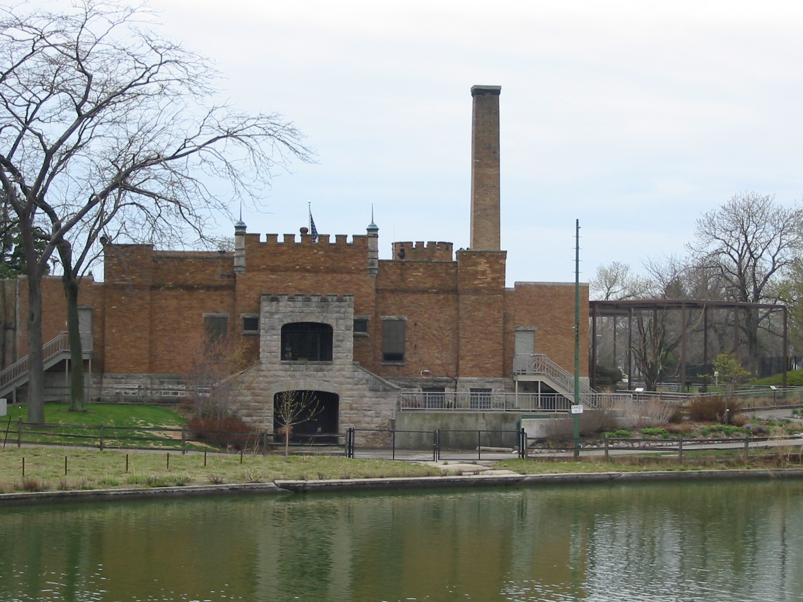 Racine Zoo 2003 - WPA building seen from across the pond