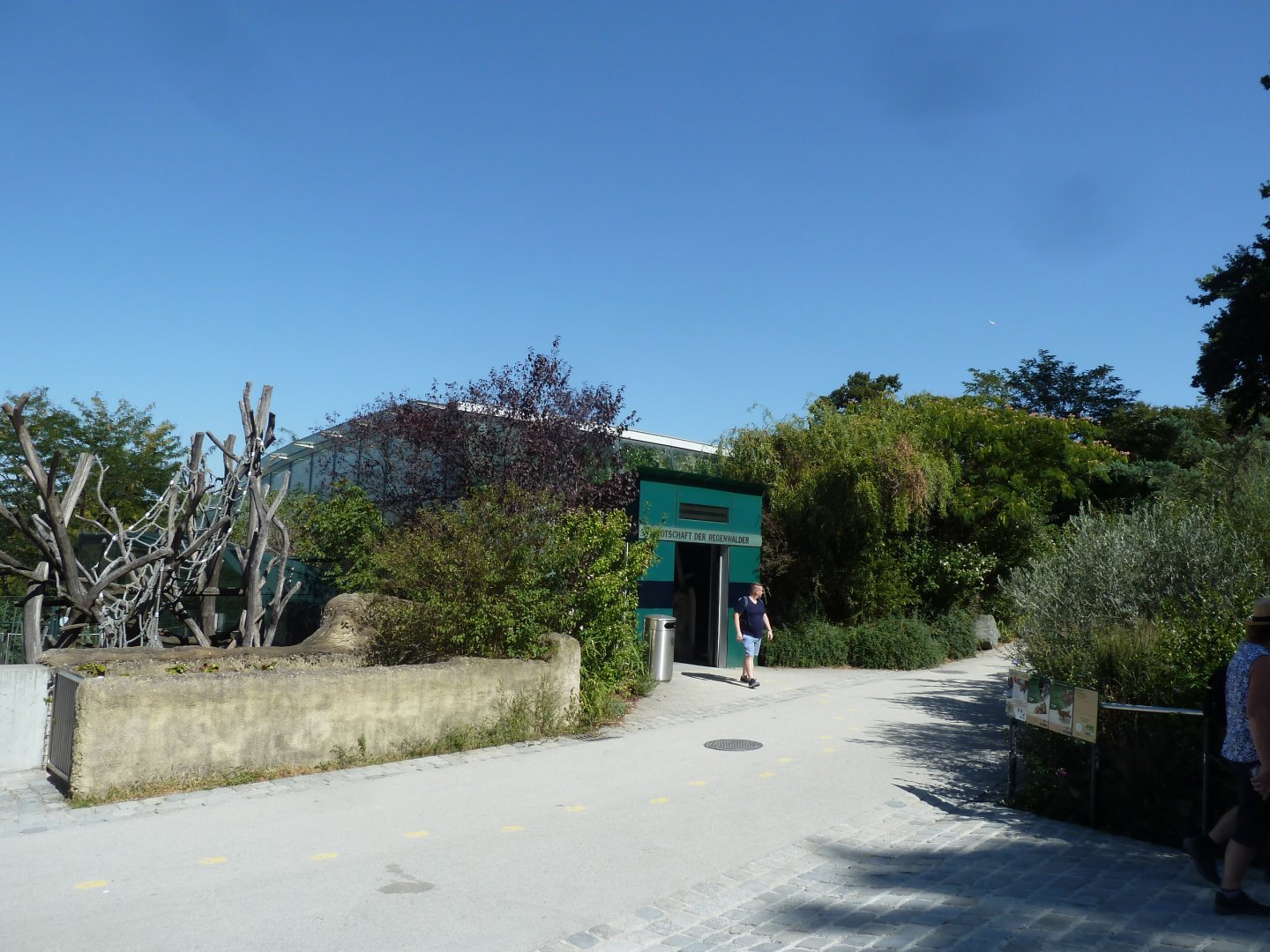 Rainforest House - Upper floor - Entrance polar bear side