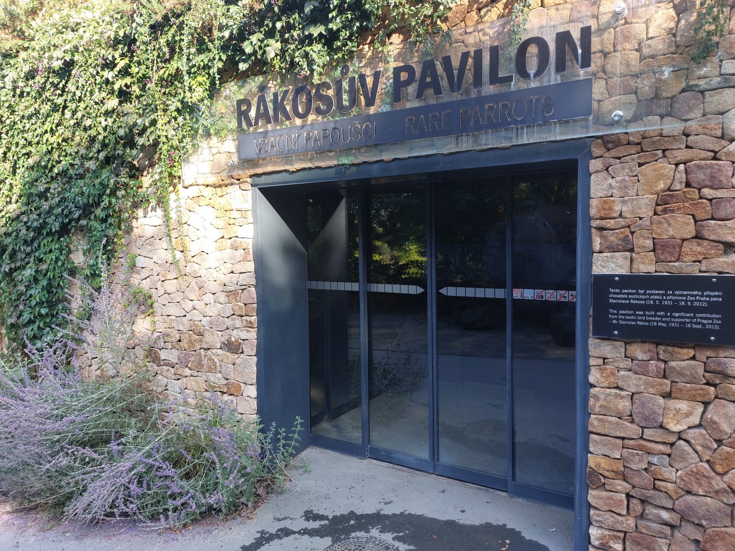 Rakost house - entrance