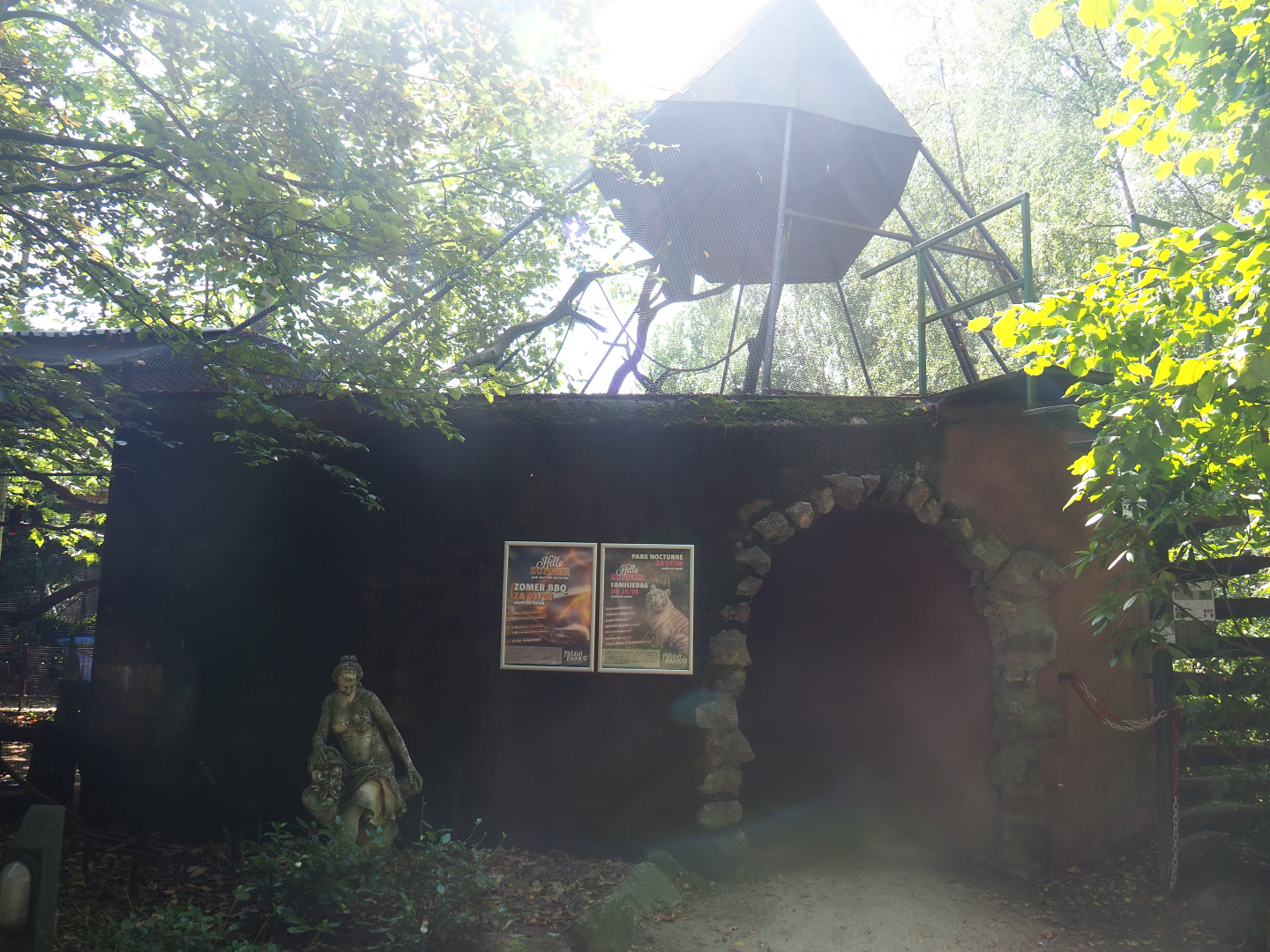 Red-billed blue magpie aviary on top of parrot and seriema house, 2019-08-04