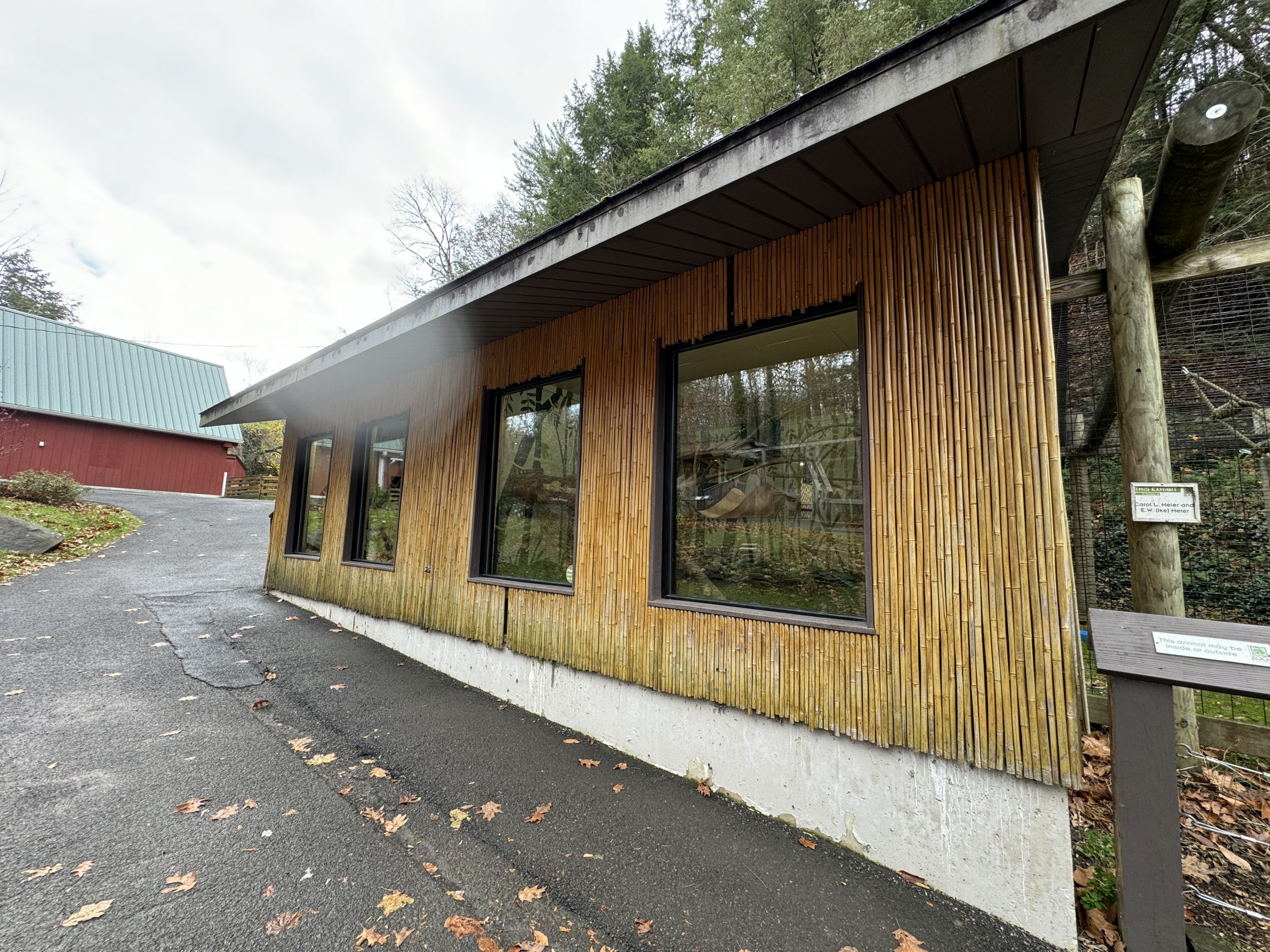 Red panda & Black-and-white ruffed lemur indoor housing