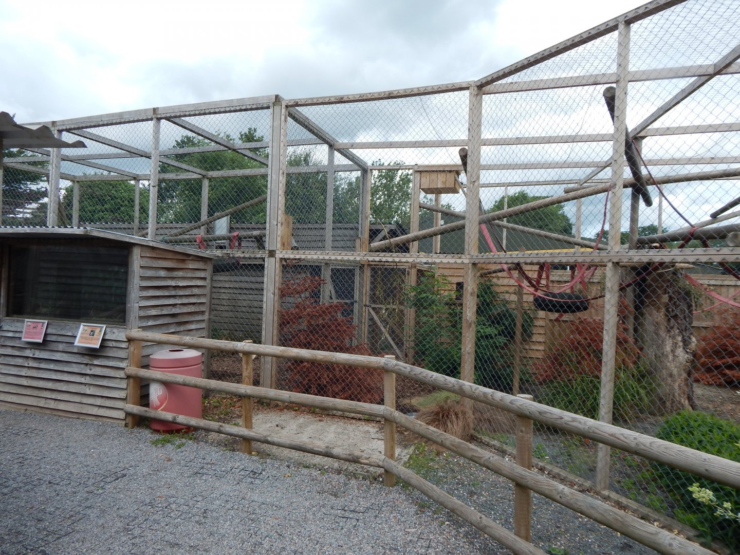 Red ruffed lemur enclosure 060625