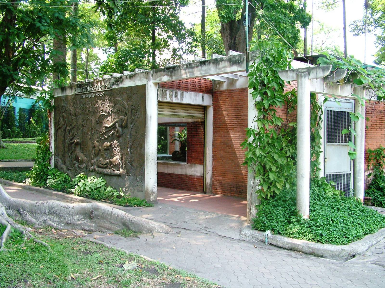 Reptile House Entrance at Saigon Zoo, 16/03/12