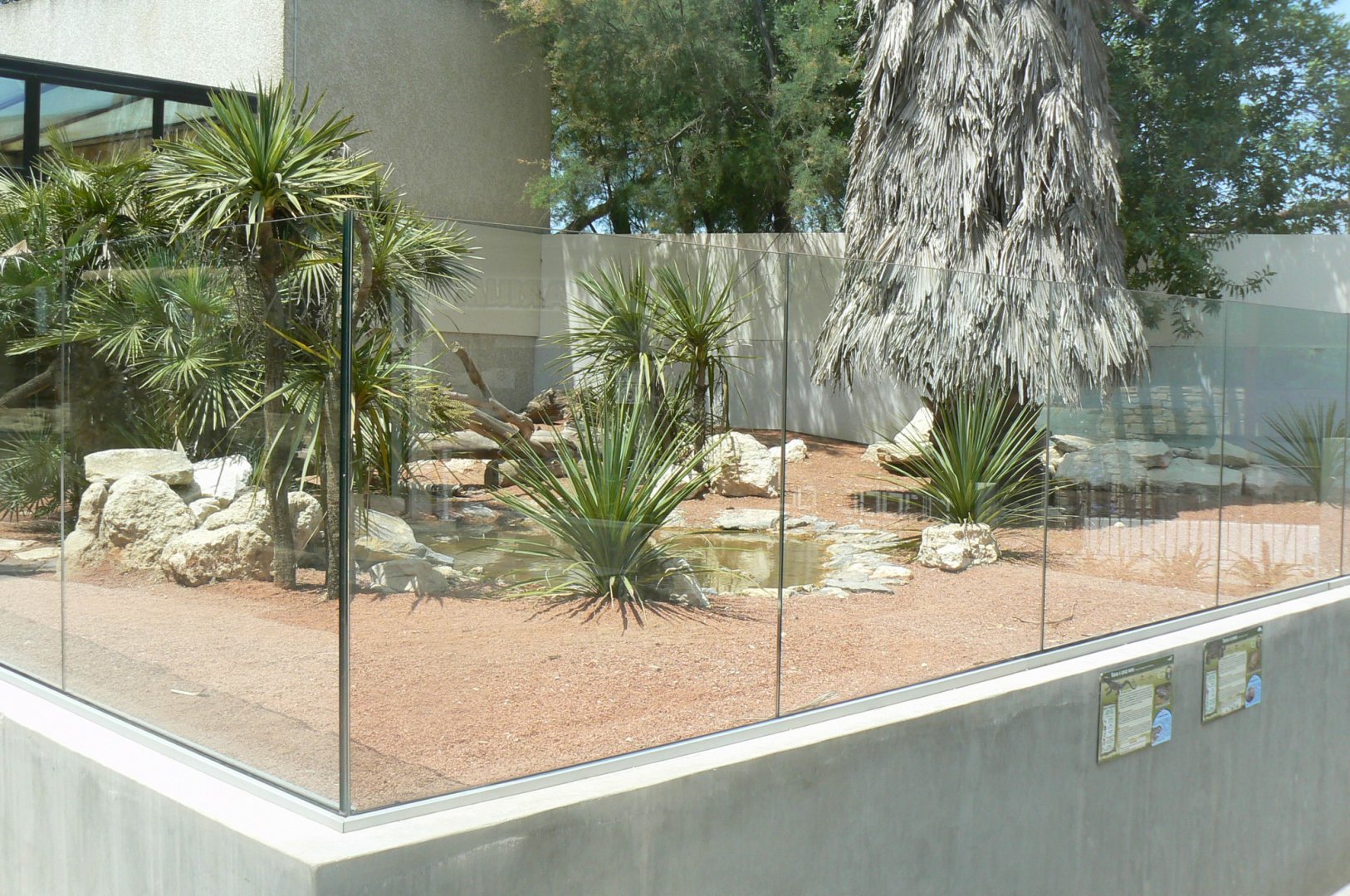 Réserve Africaine de Sigean - Black-throated monitor and african spurred tortoises exhibit