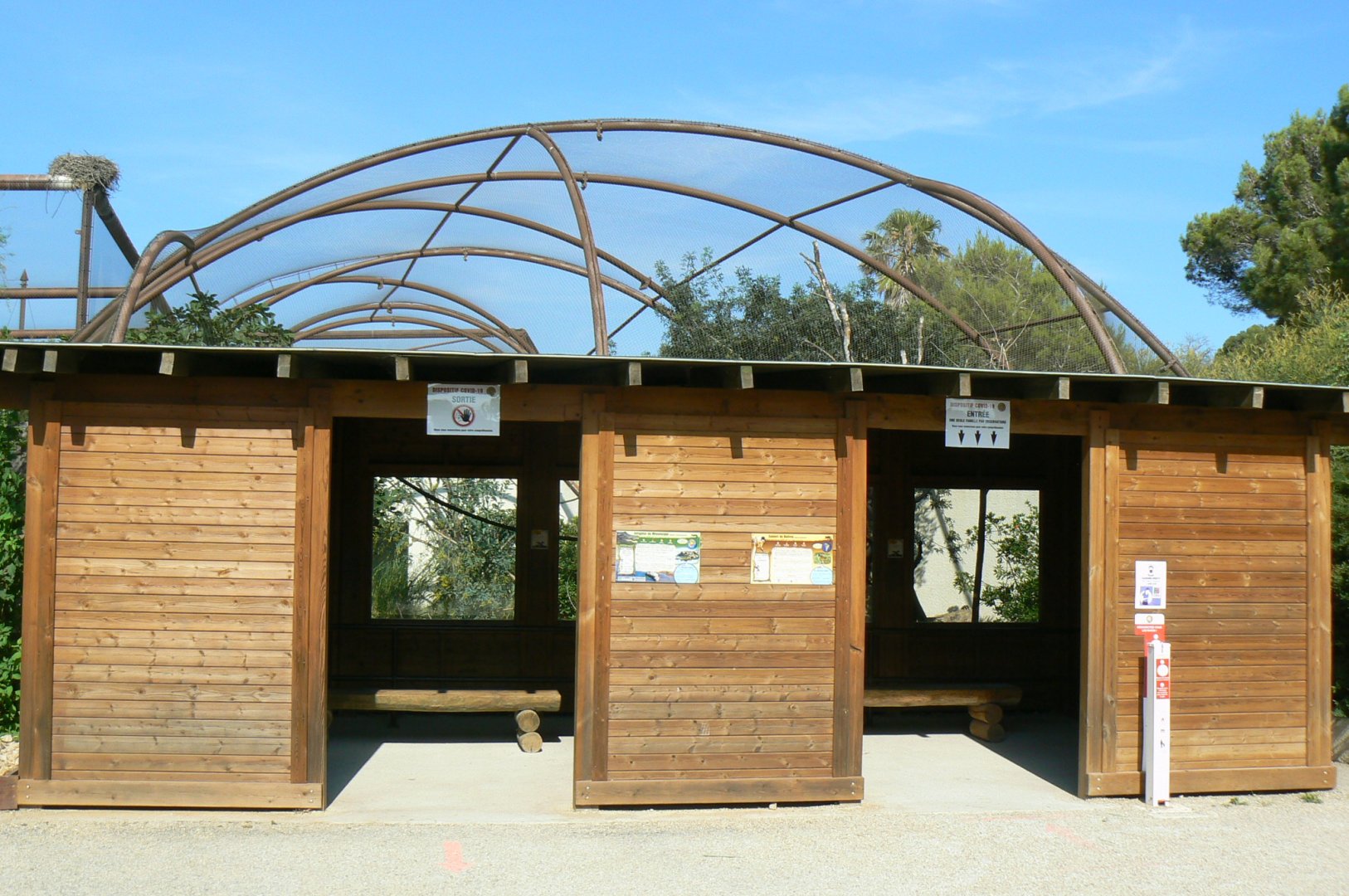 Réserve Africaine de Sigean - Mixed aviary for american alligators and squirrel monkeys