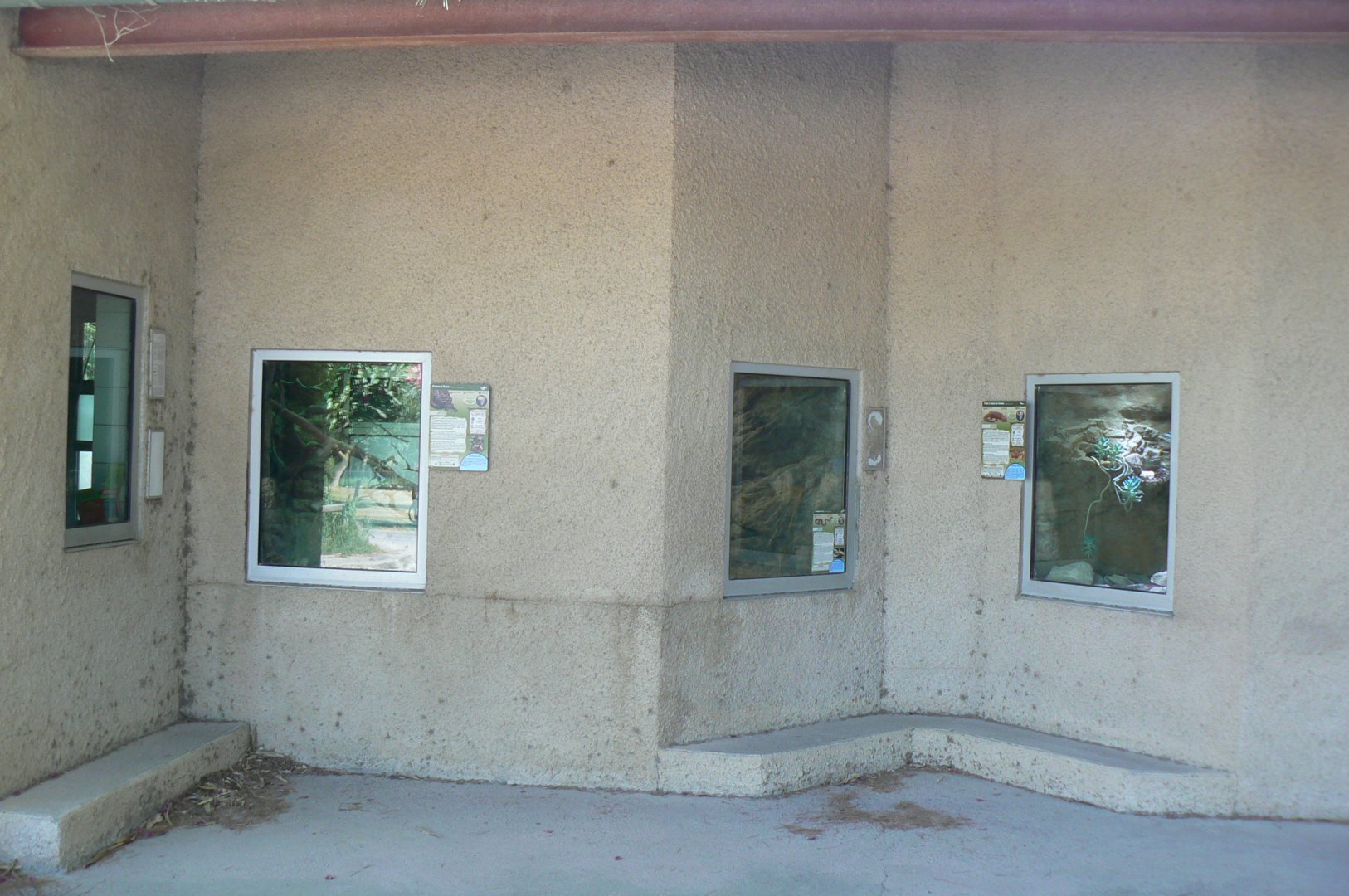 Réserve Africaine de Sigean - Old hidden terrariums for some rarities