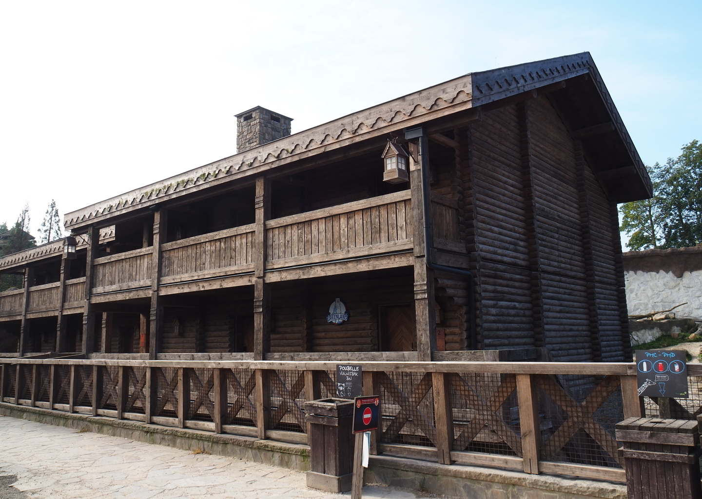 Resort building near the Polar bear exhibit, 2021-09-02
