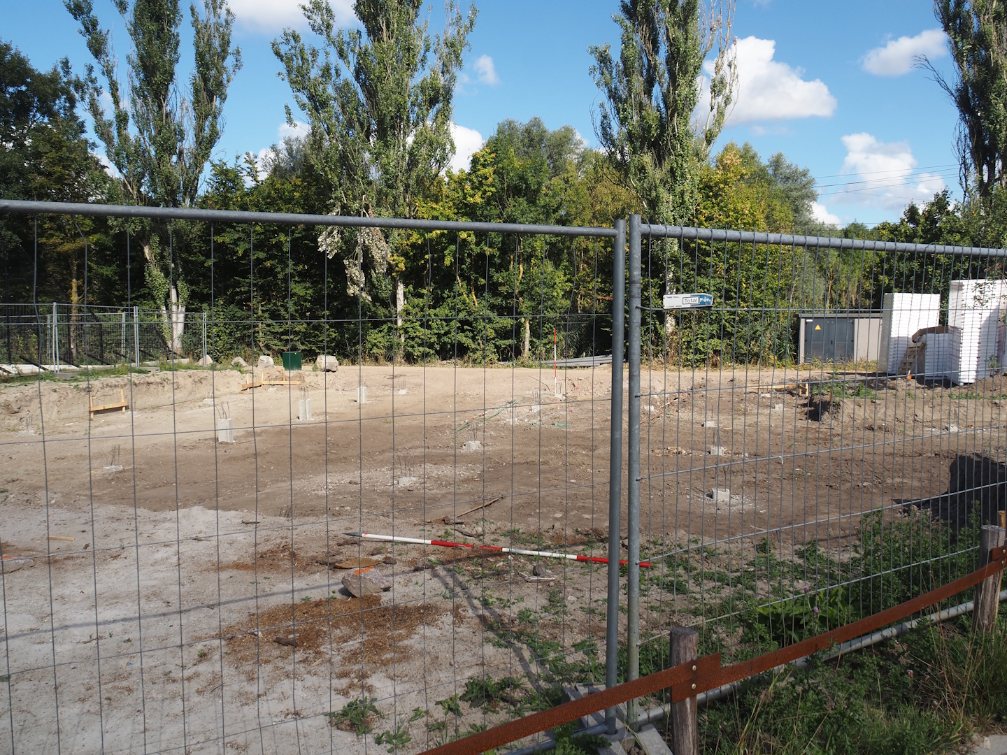 Rest area between Amur tiger and Indian rhinoceros exhibits - Construction site for new restaurant building, 2025-08-24
