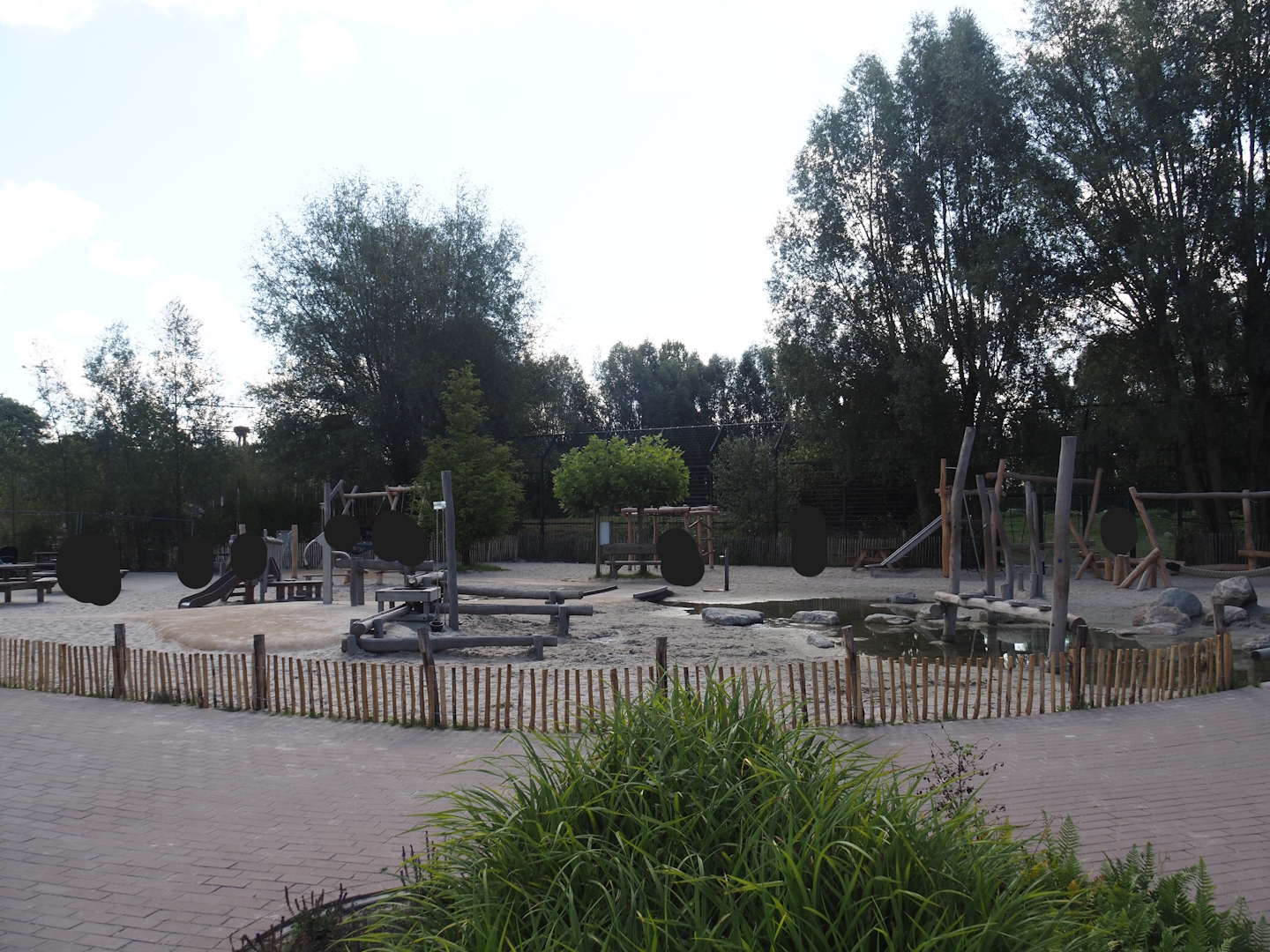 Rest area between Amur tiger and Indian rhinoceros exhibits - Playground, 2025-08-24