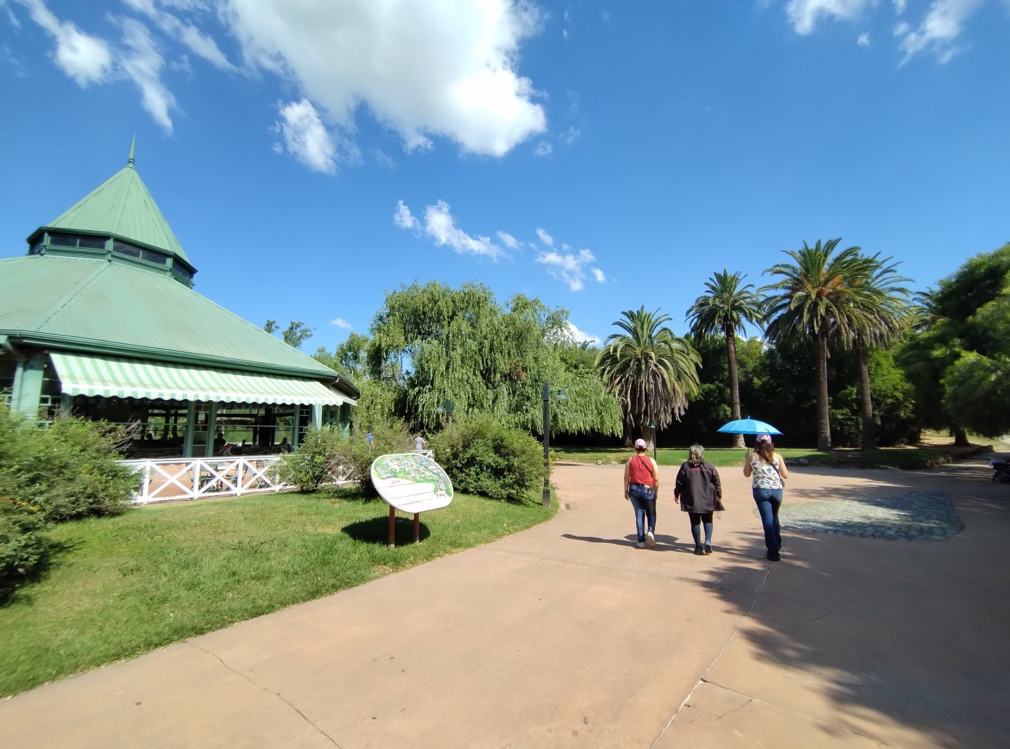 Restaurant and pathways - Temaiken