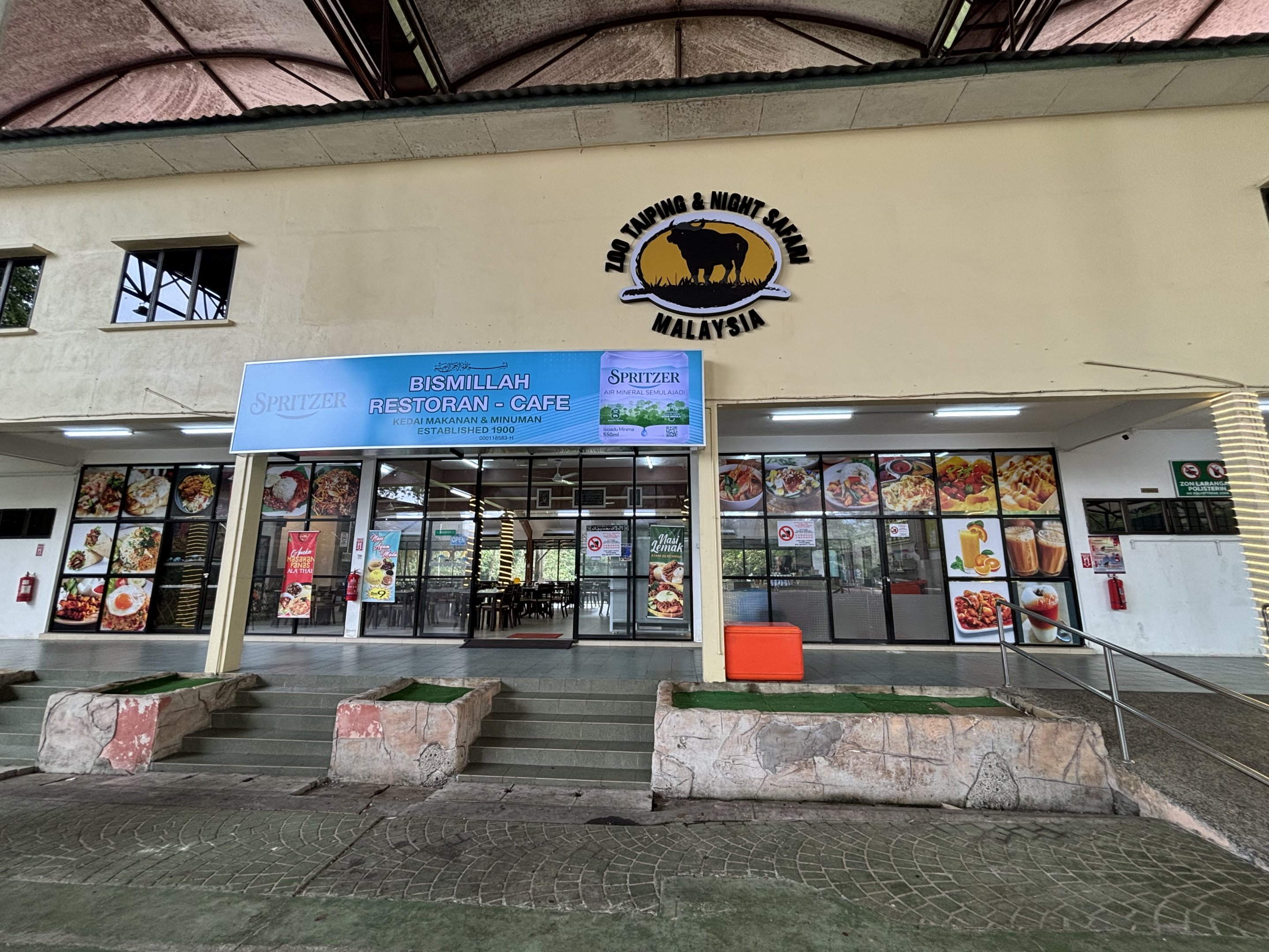 Restaurant outside the zoo’s entrance