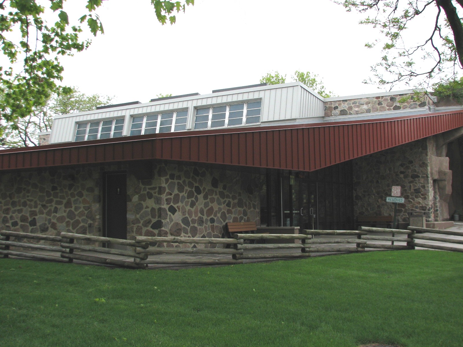 Reticulated Giraffe Exhibit - Barn