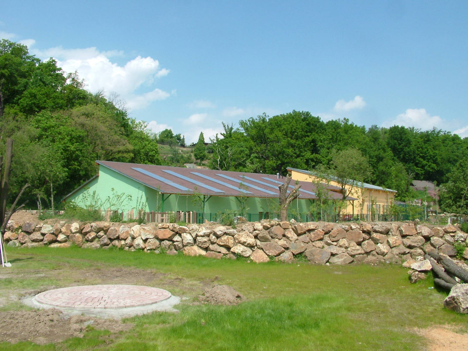 Rhino House and Paddock at Plzen, 25/05/10