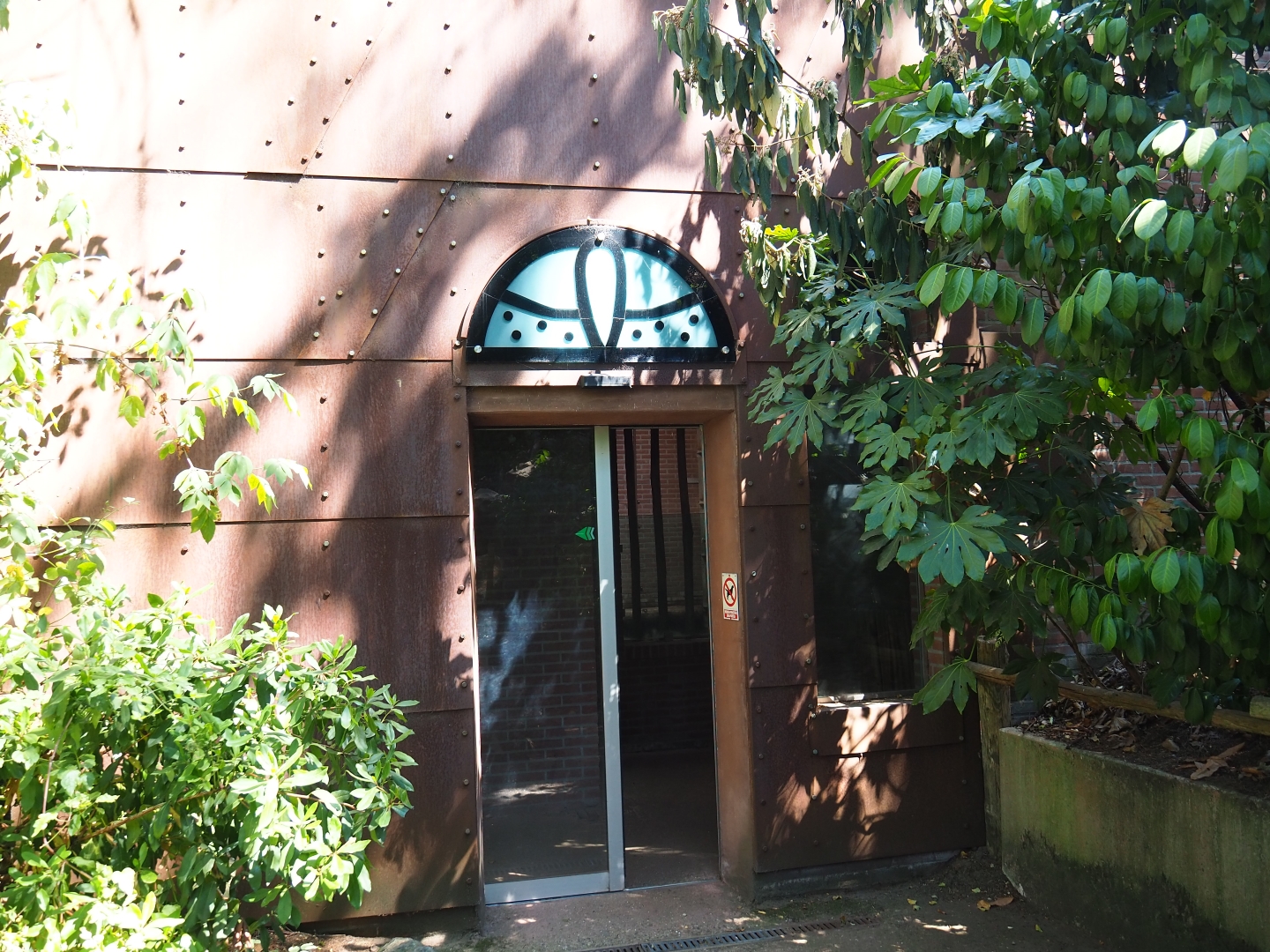 Rhinoceros house entrance