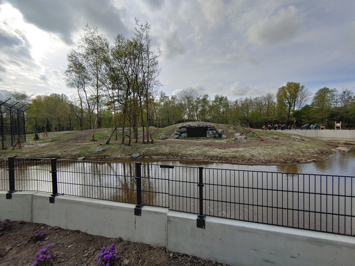 Right tiger enclosure - Cave