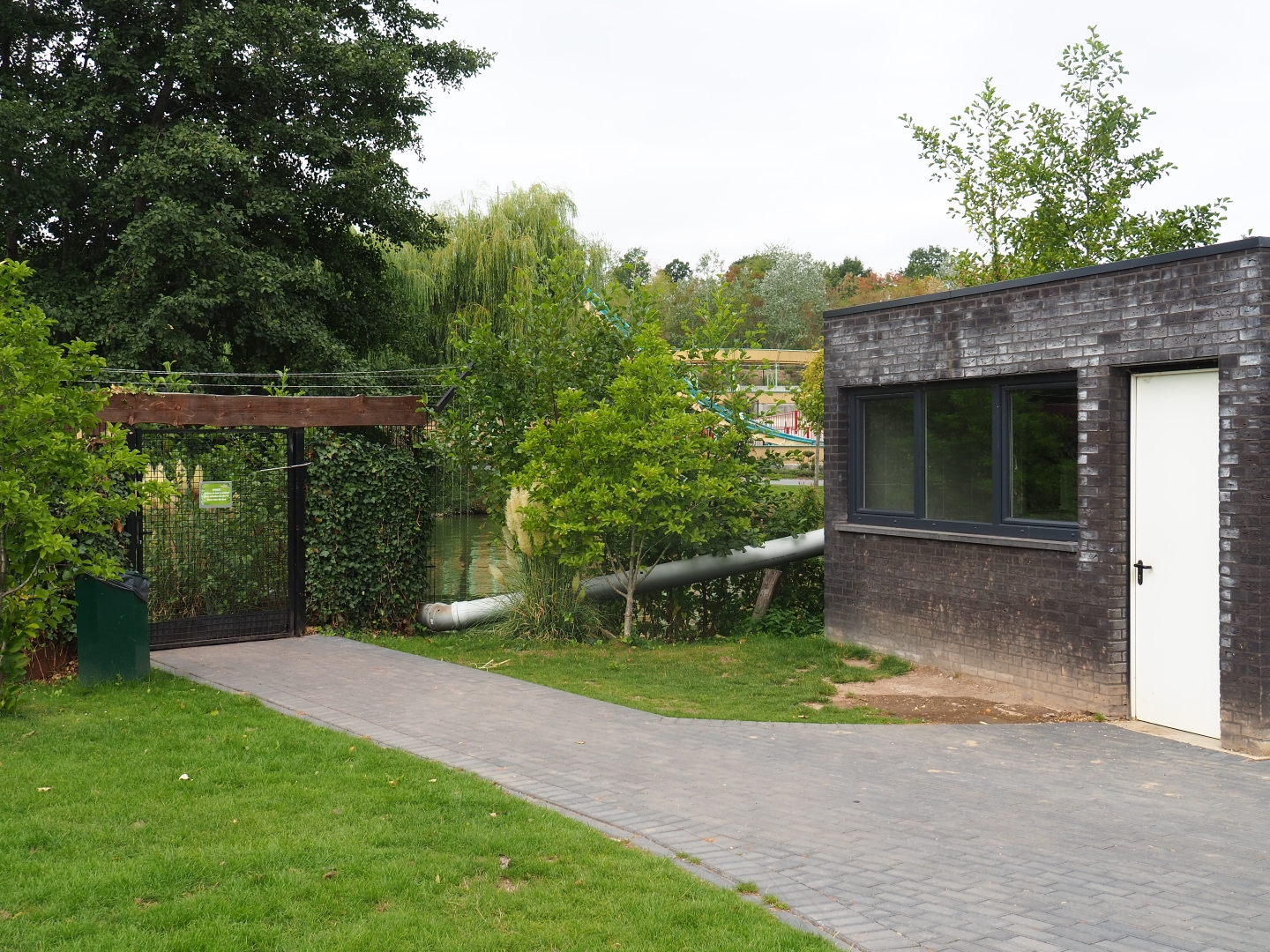 Ring-tailed lemur and Lar gibbon house and access to lemur walkthrough (Aug 28th, 2018)