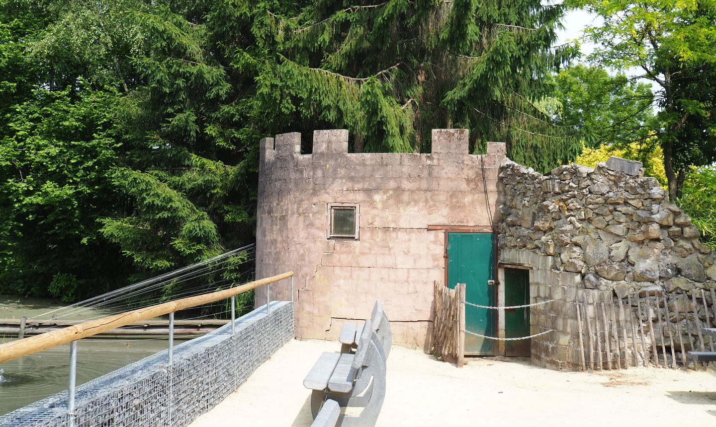 Ring-tailed lemur and Meerkat holding building, 2021-06-15