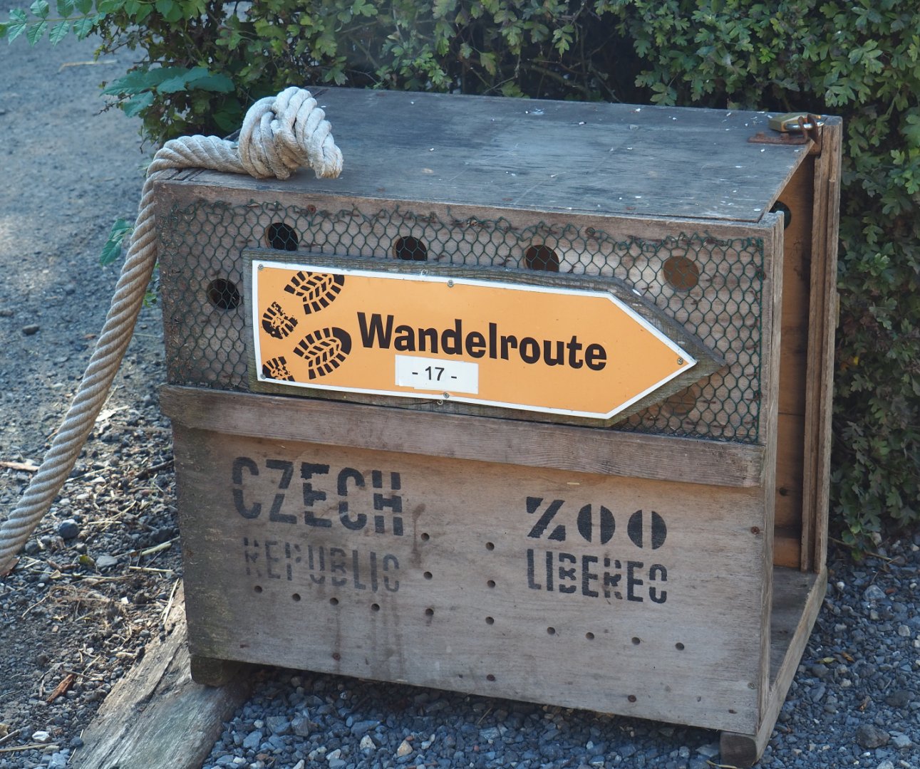 Road sign on crate from Czech zoo, 2020-09-12