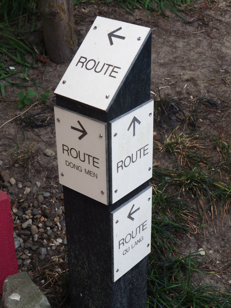 Road signs - Confusing directions (Aug 28th, 2018)