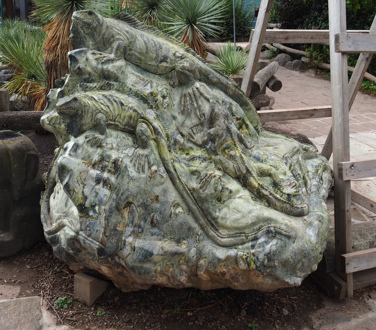 Rock carving iguanas, 2020-09-02