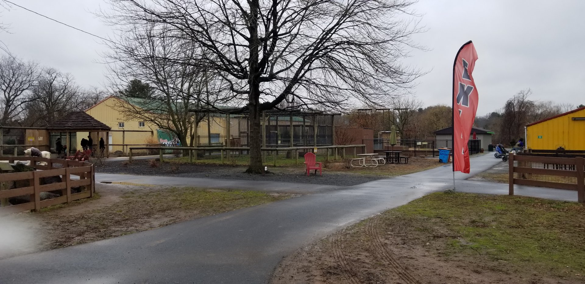 Roer's Zoofari - area outside entrance/gift shop