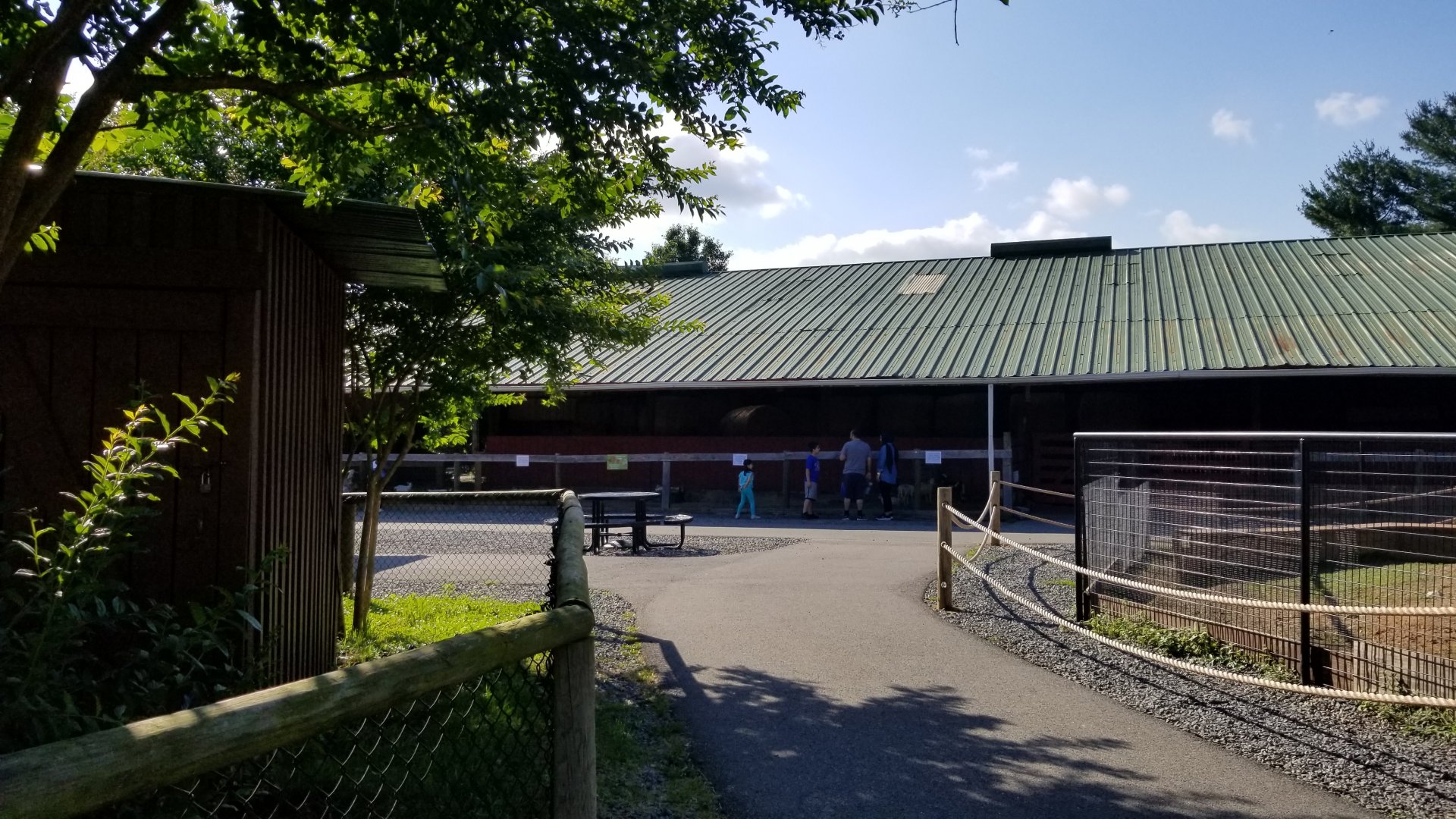 Roer's Zoofari - Baby hoofstock barn