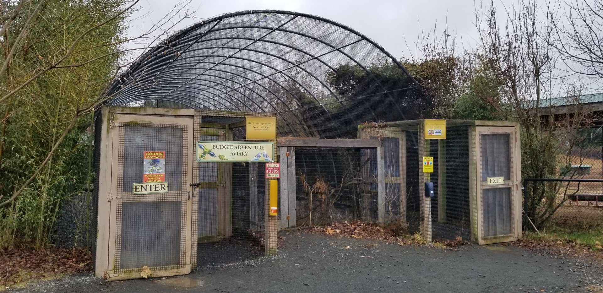 Roer's Zoofari - budgie aviary