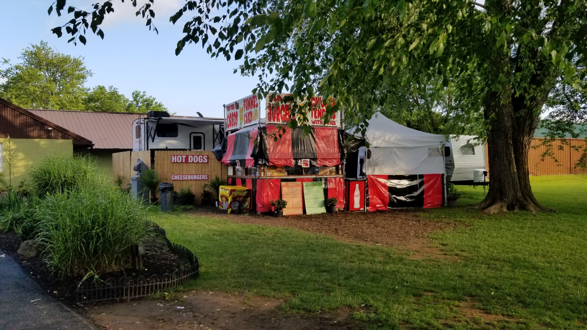 Roer's Zoofari - Food vendor outside entrance
