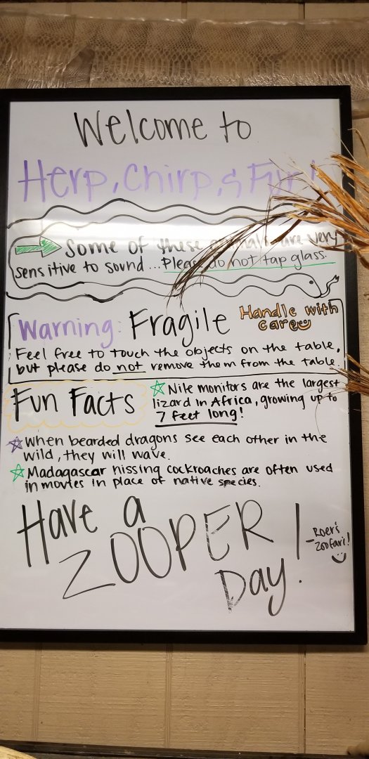 Roer's Zoofari - sign in building