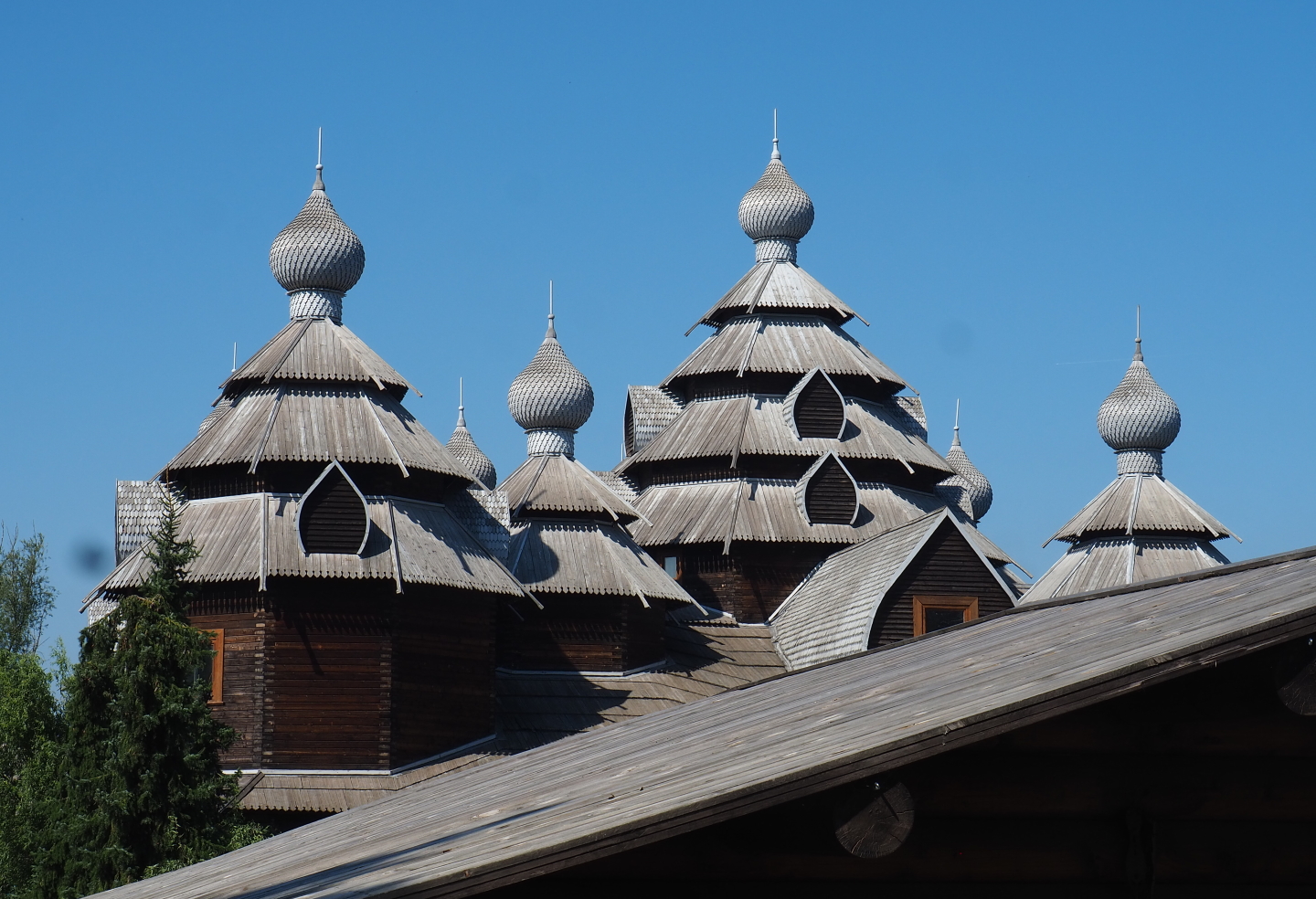 Roofs of Russian restaurant L'Izba, 2021-09-03