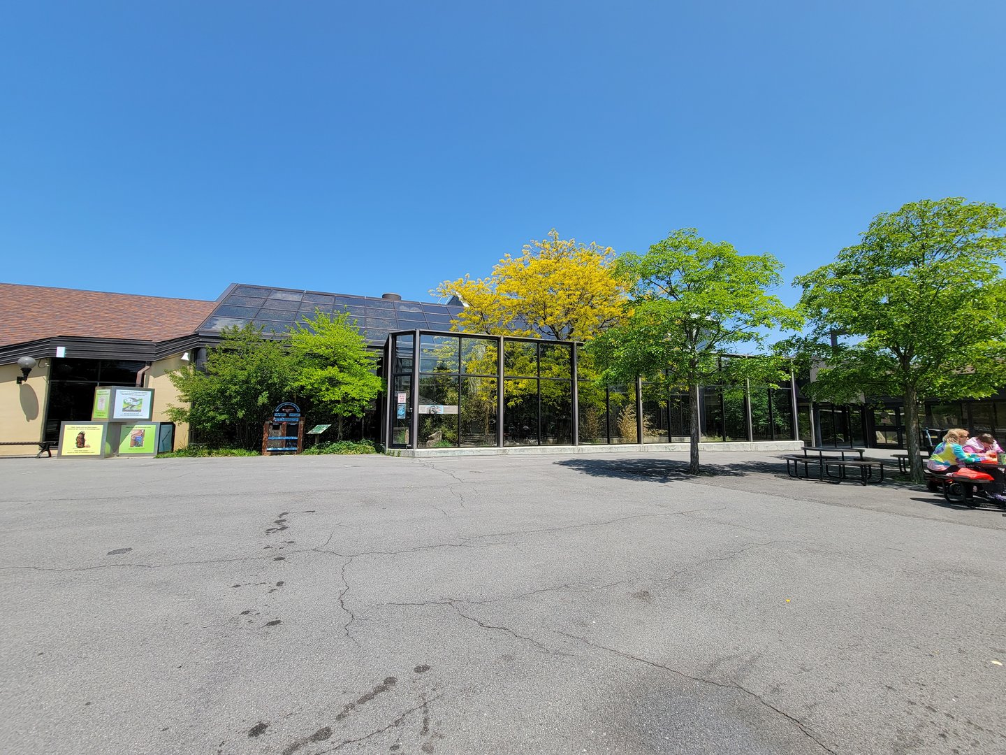 Rosamond Gifford - Outdoor Komodo dragon exhibit (has no top)