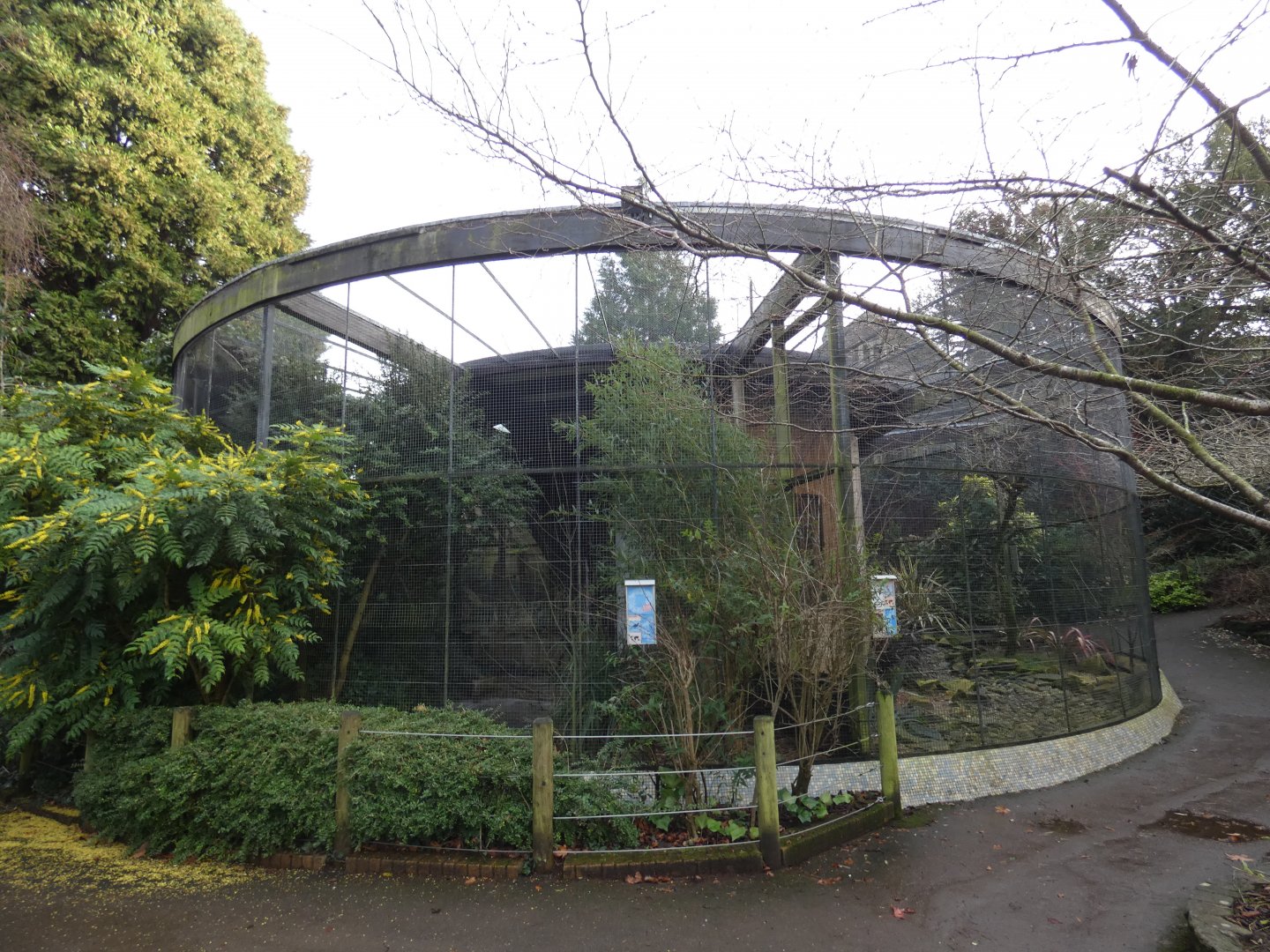 Round aviary