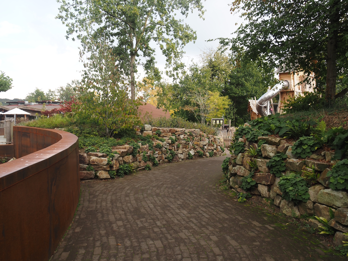 Route from bongo and pygmy hippo indoor exhibit viewing areas to the playground and the restaurant, 2025-09-30