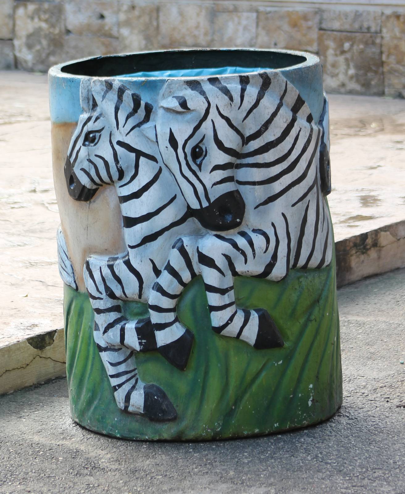 Rubbish bin