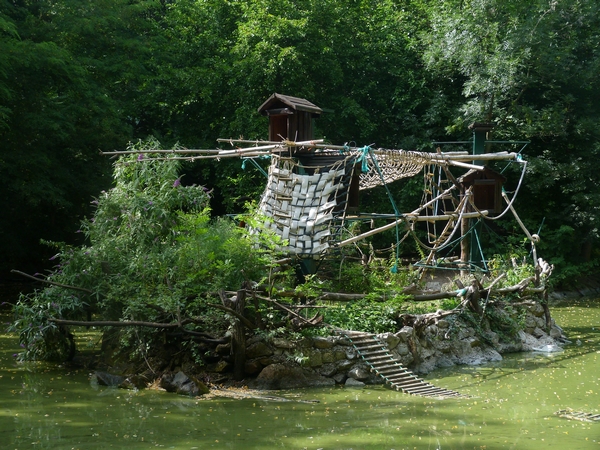 Ruffed lemur enclose