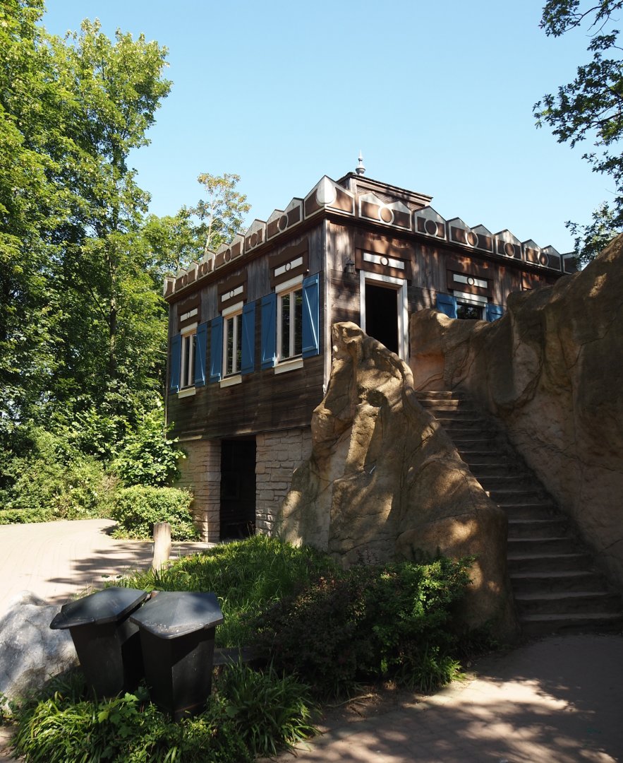 Russian datsja themed Amur tiger viewing area, 2024-06-08