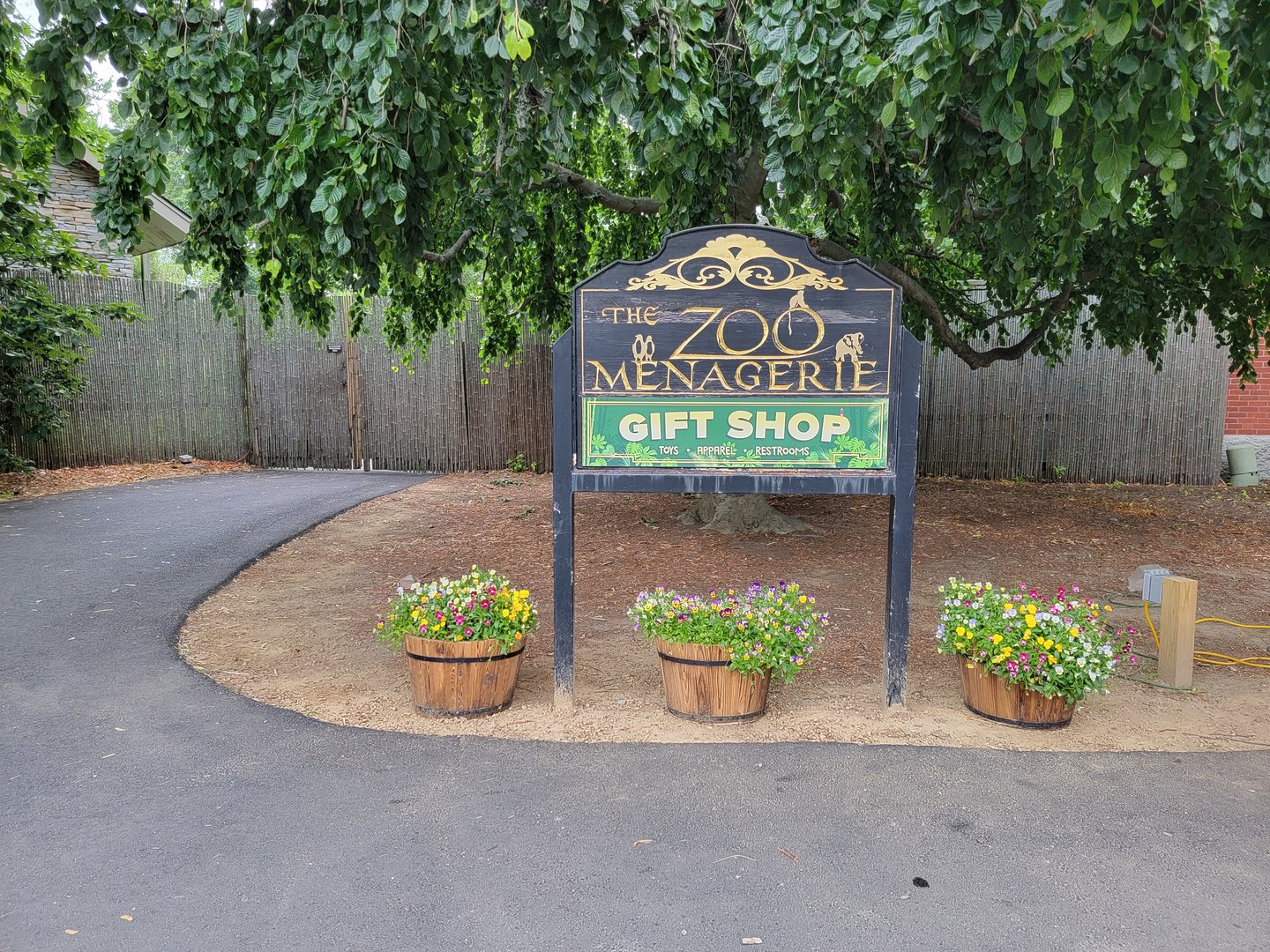 RWPZ 7/22 - Zoo Menagerie sign, now the gift shop
